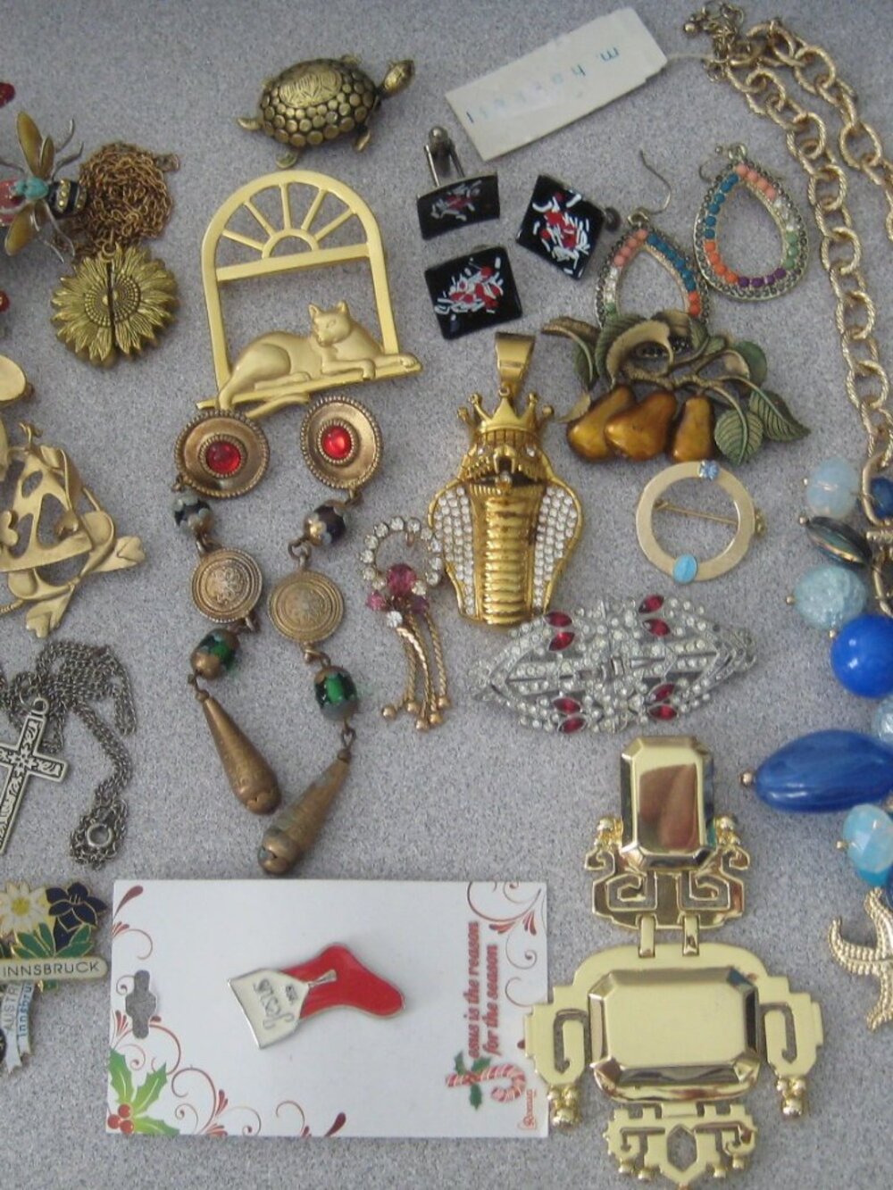 VINTAGE JEWELRY 23 PIECES - 3 NECKLACES, 13 PINS, 3 PENDANTS, 3 EARRINGS, & MORE